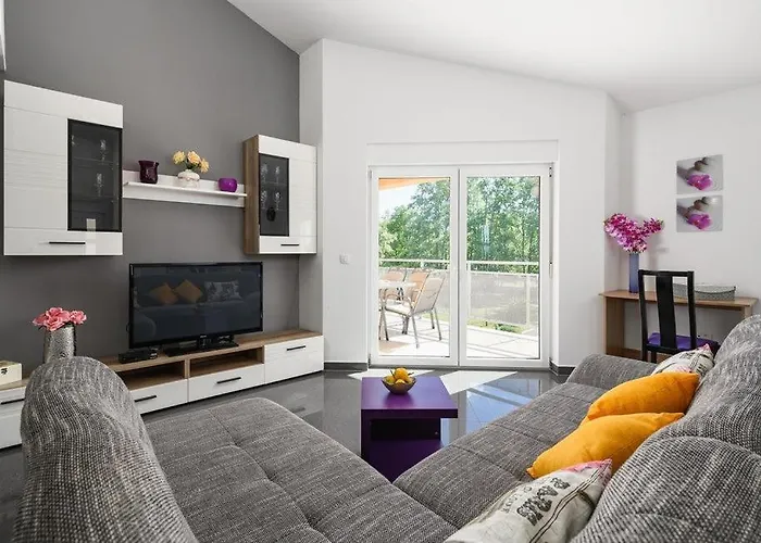 Roberta By Guide Vila *